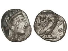 Tetradracma. 449-413 a.C. ATENAS. Anv.: Cabeza de Atenea con casco a derecha. Rev.: Lechuza en pie a derecha, delante A¶E, detrás rama de olivo y creciente. 17,10 grs. AR. (Golpe en anverso). Se-2526.