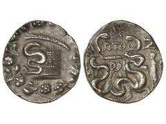 Tetradracma Cistoforico. 133 a.C. PERGAMO. Anv.: Cista mística. Rev.: Arco y carcaj entre serpientes. 12,60 grs. AR. (Recortada). Se-3947 var. MBC+.