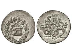 Tetradracma Cistoforico. 133 a.C. PERGAMO. Anv.: Cista mística, dentro de corona de hiedra. Rev.: Arco y carcaj entre serpientes, alrededor símbolos y monogramas. 11,80 grs. AR. Se-3948. EBC.