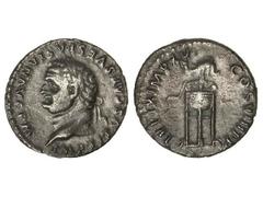 Denario. Acuñada el 80 d.C. TITO. Anv.: IMP. TITVS CAES. VESPASIAN. AVG. P. M. Cabeza laureada a izquierda. Rev.: TR. P. IX IMP. XV COS. VIII P. P. Delfín encima de trípode. 3,30 grs. Pátina. C-323. M