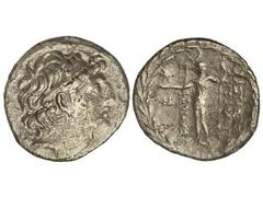Tetradracma. 121-96 a.C. ANTÍOCO VIII. REINO SELÉUCIDA. Anv.: Cabeza diademada a derecha. Rev.: Zeus en pie a izquierda sosteniendo cetro y estrella, delante y detrás leyenda, todo dentro de corona de