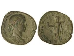 Sestercio. Acuñada el 225 d.C. ALEJANDRO SEVERO. Anv.: IMP. CAES. M. AVR. SEV. ALEXANDER AVG. Busto laureado a derecha. Rev.: PONTIF. MAX. TR. P. (IIII COS.) P. P. S. C. Alejandro Severo en pie a izqu