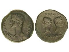 Dupondio. ÉPOCA DE AUGUSTO. IVLIA TRADUCTA. Anv.: Cabeza descubierta de Augusto a izquierda. Rev.: Cabezas de Cayo y Lucio, entre ambos punto, encima CL. CAEL., debajo IVL. TRAD. 23,76 grs. Pátina ver