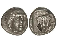 Tetradracma. 387-304 a.C. RODAS. Anv.: Cabeza de Helios de frente, mirando a derecha. Rev.: Rosa, encima leyenda, a derecha ave. 15 grs. AR. (Golpe en anverso. Hoja en reverso saltada). MUY RARA. Se-5
