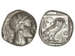 Tetradracma. 449-413 a.C. ATENAS. Anv.: Cabeza de Atenea con casco a derecha. Rev.: Lechuza en pie a derecha, delante A¶E, detrás rama de olivo y creciente. 16,77 grs. AR. (Metal algo cuarteado en anv