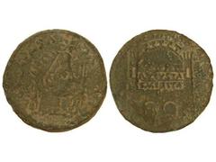 Dupondio. ÉPOCA DE TIBERIO. EMERITA AUGUSTA. Anv.: DIVVS AVGVSTVS PATER. Cabeza radiada de Augusto a derecha, delante fulmen. Rev.: AVGVSTA EMERITA. Puerta. 18,30 grs. AE. Pátina verde. (Leyenda poco 