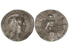 Tetradracma. 144-143 a.C. ATENAS. Anv.: Cabeza de Atenea con casco a derecha. Rev.: Lechuza en pie a derecha sobre ánfora, alrededor corona de olivo. 16,70 grs. AR. Pátina. Se-2554 var. MBC+.