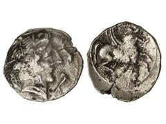 Dracma. DRACMA IBÉRICA DE IMITACIÓN EMPORITANA. ETOKISA. Anv.: Cabeza femenina a derecha rodeada por tres delfines. Rev.: Pegaso a derecha con la cabeza modificada, debajo cabeza cubierta con casco y 