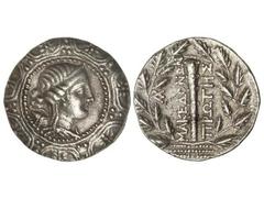 Tetradracma. 158-149 a.C. AMPHIPOLIS. MACEDONIA. Anv.: Busto de Artemisa a derecha, sobre escudo macedonio. Rev.: Clava vertical, a izquierda y derecha leyenda, debajo haz de rayos. 16,75 grs. AR. Se-