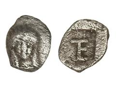 Tetartemorion. 480-450 a.C. KOLOPHON. Anv.: Cabeza laureada de Apolo. Rev.: TE en monograma. 0,21 grs. AR. Se-4343. MBC.