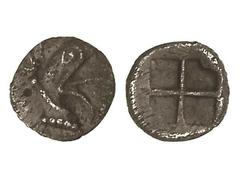 Tetartemorion. 521-468 a.C. TEOS. Anv.: Prótomo de grifo. Rev.: Cuadro incuso dividido en cuatro partes. 0,24 grs. AR. Pátina. ESCASA. Se-No cat.; SHG.Tubingen-3251. EBC-.