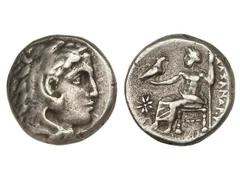 Dracma. 336-323 a.C. ALEJANDRO MAGNO. ACROATHON (URANOPOLIS). Anv.: Cabeza de Hércules con piel de león a derecha. Rev.: Zeus entronizado a izquierda, detrás leyenda, delante símbolo. 4,19 grs. AR. Mü