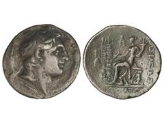 Tetradracma. 162-150 a.C. DEMETRIOS I. REINO SELÉUCIDA. Anv.: Cabeza diademada a derecha. Rev.: Tyche entronizada a izquierda, delante y detrás leyenda y monogramas. 16,27 grs. AR. Se-7015 var. MBC.