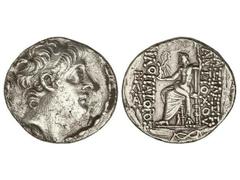 Tetradracma. 113-95 a.C. ANTÍOCO IX. REINO SELÉUCIDA. Anv.: Cabeza diademada a derecha. Rev.: Zeus entronizado a izquierda con Nike y cetro, alrededor leyenda. 15,38 grs. AR. (Oxidaciones limpiadas en