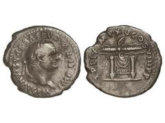 Denario. Acuñada el 80 d.C. TITO. Anv.: IMP. TITVS CAES. VESPASIAN. AVG. P. M. Cabeza laureada a derecha. Rev.: TR. P. IX. IMP. XV. COS. VIII. P. P. Rayo sobre mesa engalanada. 2,92 grs. Pátina oscura