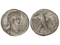 Tetradracma. Acuñada el 117-138 d.C. ADRIANO. SIRIA. Anv.: Busto laureado a derecha. Rev.: Águila de frente, cabeza a derecha, alrededor leyenda. 13.05 gs. Ve. GIC-No. MBC-.