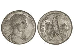 Tetradracma. Acuñada el 117-138 d.C. ADRIANO. SIRIA. Anv.: Busto laureado a derecha alrededor leyenda. Rev.: Águila en pie, cabeza a derecha alrededor leyenda. 13,49 grs. Ve. GIC-No cat. MBC.