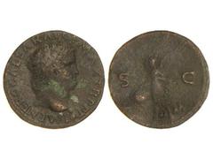 Dupondio. Acuñada el 54-55 d.C. NERÓN. Anv.: IMP. NERO CAESAR AVG. P. MAX. TR. P. P. P. Cabeza descubierta a derecha, abajo un globo. Rev.: S. C. Victoria en vuelo a izquierda con un escudo con leyend