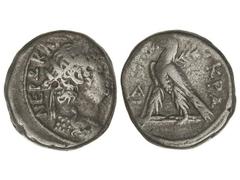 Tetradracma. Acuñada el 54-68 d.C. NERÓN. EGIPTO. Anv.: Busto radiado a derecha, alrededor leyenda. Rev.: Águila en pie a izquierda, alrededor leyenda. 13,03 grs. Ve. (Ligeramente descentrada). GIC-No