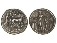 Tetradracma. 430-413 a.C. HIMERA. SICILIA. Anv.: Cuadriga marchando a derecha, encima Nike volando a izquierda, debajo leyenda. Rev.: Ninfa Himera en pie a izquierda llevanto pátera, delante altar y d