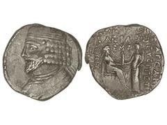 Tetradracma. 38-3 a.C. PHRAATES IV. PARTIA. Anv.: Busto barbado y diademado a izquierda. Rev.: Rey sentado sobre trono a derecha, recibiendo corona de Tiche. 14,33 grs. AR. CY-3169. MBC.