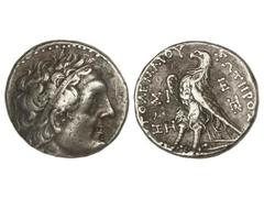 Tetradracma. 246-221 a.C. PTOLOMEO III. REINO PTOLEMAICO DE EGIPTO. Anv.: Cabeza diademada a derecha. Rev.: Águila en pie a izquierda, alrededor leyenda y monogramas. 14,05 grs. Se-7812 var. MBC+.