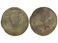 Dupondio. ÉPOCA DE TIBERIO. COLONIA RÓMULA. Anv.: (PERM.) DIVI AVG. COL. RO(M.). Cabeza radiada de Augusto a derecha, delante fulmen. Rev.: IVLIA AVGVSTA (GENETRIX. ORBIS.). Cabeza de Livia a izquierd