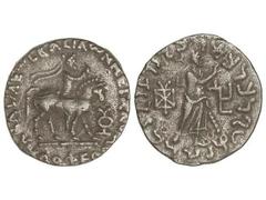 Tetradracma. 5 a.C.-19 d.C. ABDAGASES. TAXILA. REINO INDO-PARTO. Anv.: El rey a caballo a derecha, alrededor leyenda. Rev.: Zeus Nikephoros con cetro a derecha, alrededor leyendas y monogramas. 9,54 g