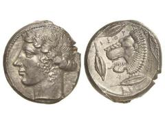 Tetradracma. 466-422 a.C. LEONTINI. SICILIA. Anv.: Cabeza de Apolo laureado a izquierda. Rev.: Cabeza de león a izquierda, alrededor leyenda y cuatro granos de trigo. 17,29 grs. AR. Pátina. Cy-810 sim
