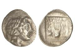 GREEK COINS Dracma. 168 a.C. KYANEAI. LIGA LYCIA. Anv.: Cabeza laureada de Apolo a derecha. Rev.: Lira, dentro de cuadro incuso, encima ¶, a los lados K-Y y escudo. 2,55 grs. AR. Se-5283. MBC+.