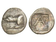 GREEK COINS Tetróbolo. 322-280 a.C. ARGOS. PELOPONESO. Anv.: Prótomo de lobo a izquierda. Rev.: Letra A dentro de cuadrado incuso, a los lados E-NI /K¶-A. 2,01 grs. AR. Ligera pátina. (Ligeras oxidaci