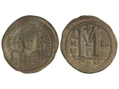 BYZANTINE COINS Follis. 527-565 d.C. JUSTINIANO I. CONSTANTINOPLA. Anv.: D.N. IVSTINIANVS P. P. AVG. Busto de frente con casco y globo crucífero. Cruz en el campo. Rev.: M, encima cruz, a izquierda AN