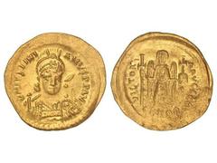 BYZANTINE COINS Sólido . JUSTINIANO I (527-565 d.C.). CONSTANTINOPLA . Anv.: D. N. IVSTINIANVS P.P. AVG. Busto con casco de frente con lanza y escudo. Rev.: VICTORIA AVGG. ¿E? Como B, estrella en camp