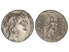 Tetradracma. 92-83 a.C. FILIPO FILADELFO. REYES SELÉUCIDAS. Anv.: Cabeza diademada a derecha. Rev.: Zeus sentado a izquierda con Nike coronándolo, delante y detrás leyenda. 15,85 grs. AR. Cy-3106. EBC