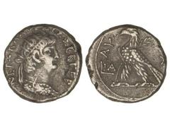 Tetradracma. Acuñada el 64-65 d.C. NERÓN. ALEJANDRÍA. Anv.: Busto radiado de Nerón a derecha, alrededor leyenda. Rev.: Águila en pie a izquierda, delante LA (año 11), alrededor leyenda. 12,66 grs. AR.