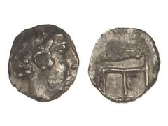 Tetartemorion. 480-450 a.C. KOLOPHON. IONIA. Anv.: Cabeza de Apolo laureada a derecha. Rev.: TE en monograma. 0,22 grs. AR. Se-4343. MBC+.