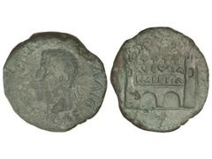 Dupondio. ÉPOCA DE TIBERIO. EMERITA AUGUSTA. Anv.: DIVVS (AVGVSTVS PATER) C.A.E. Cabeza radiada de Augusto a izquierda. Rev.: AVGVSTA EMERITA. Puerta. 15,16 grs. AE. Pátina verde azulada. (Pátina salt