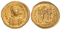 BYZANTINE COINS Sólido. JUSTINIANO I (527-565 d.C.). CONSTANTINOPLA. Anv.: D. N. IVSTINIANVS P. P. AVG. Busto de frente con casco, lanza y escudo. Rev.: VICTORIA AVCCC I. En exergo: CONOB. Ángel en pi