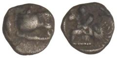 GREEK COINS Tetartemorion. 480 a.C. MISIA. CYZICOS. Anv.: Parte delantera del jabalí a izquierda. Rev.: Cabeza de león a izquierda. 0,34 grs. AR. SNG France-375. MBC-.