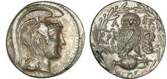 Attique - Athènes - Tétradrachme de style nouveau (166-57 av. J.-C.) A/ Tête d'Athéna à droite, coiffée du casque attique à cimier, orné d'un griffon bondissant. R/ ΑΘΕ/ ΑΜΜ-ΚΑΛ / ΩΝΙ-ΛΙΑΣ / ΟΣ / ΕΠΙ 