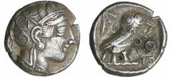 Attique - Athènes - Tétradrachme (350-306 av. J.-C.) A/ Tête d'Athéna à droite, coiffée du casque attique à cimier. R/ ΑΘΕ. Chouette debout à droite, la tête de face. Le tout dans les restes d'un carr