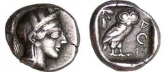 Attique - Athènes - Drachme (350-306 av. J.-C.) A/ Tête d'Athéna à droite, coiffée du casque attique à cimier. R/ ΑΘΕ. Chouette debout à droite, la tête de face. Le tout dans les restes d'un carré cre