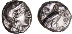 Attique - Athènes - Tétradrachme (350-306 av. J.-C.) A/ Tête d'Athéna à droite, coiffée du casque attique à cimier. R/ ΑΘΕ. Chouette debout à droite, la tête de face. Le tout dans les restes d'un carr