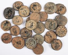 Ancient coins in lots - - Roman coinage Ancient coins in lots - - Roman coinage - A small but nice collection of Roman small bronzes, all Folles mainly 4th century from Constantinus, Gratianus, Valent