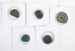 Ancient coins in lots - - Byzantine coinage Ancient coins in lots - - Byzantine coinage - A nice lot with 5 Byzantine bronzes: a) Constantine IV Pogonatus (668-685) - AE Follis (3.73 gm, 18.61 mm) Syr