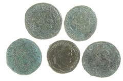 Ancient coins in lots - Mixed lot with 5 late Roman bronze coins: Galerius Maximianus (2x, S. 14372 + 14508), Julianus II (AE1, LRBC 1620, Bull), Jovianus (cf. S. 4085) and Diocletianus (illegible) - 