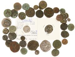 Ancient coins in lots - Small collection of more than 40 ancient coins, mainly bronzes but also some silver, many Greek but also some Roman (provincial), in lower grades but suitable as a starting col