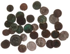 Ancient coins in lots - A collection of Roman coins: 3 Republican Denarii, 10 Antoniniani including a Philippus I Arabs ADVENTVS AVG in nice condition, 16 Folles of the 4th century, an Alexandrian Tet