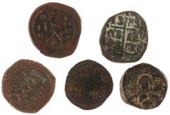 Ancient coins in lots - A small lot with 5 Byzantine Folles in F including a Follis (XXXX-piece) of Phocas as an overstruck on a Follis from Nicomedia