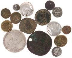 Ancient coins in lots - A lot with ancient coins: 2 Tetradrachms of Alexander III in VG, 2 Roman Denarii, 5 Greek bronzes, a Roman Follis and a Sestertius and 1 Byzantine large module Follis of Justin